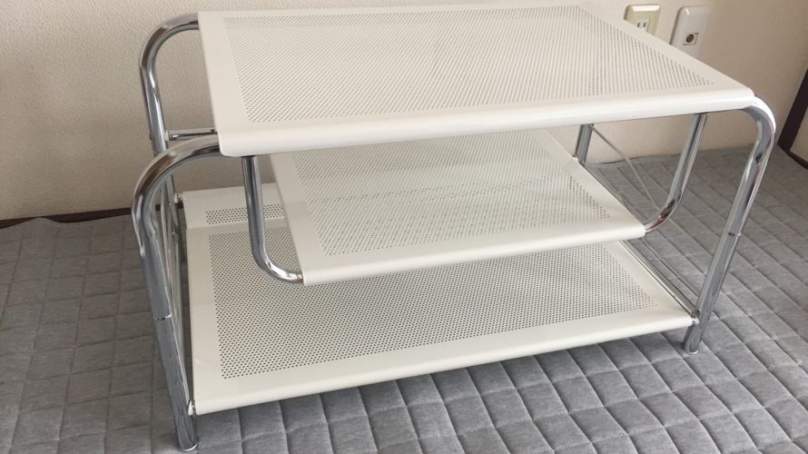ユウくん、テレビ台組み立てる