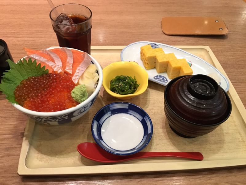 ユウスケくん・海鮮丼を食べる